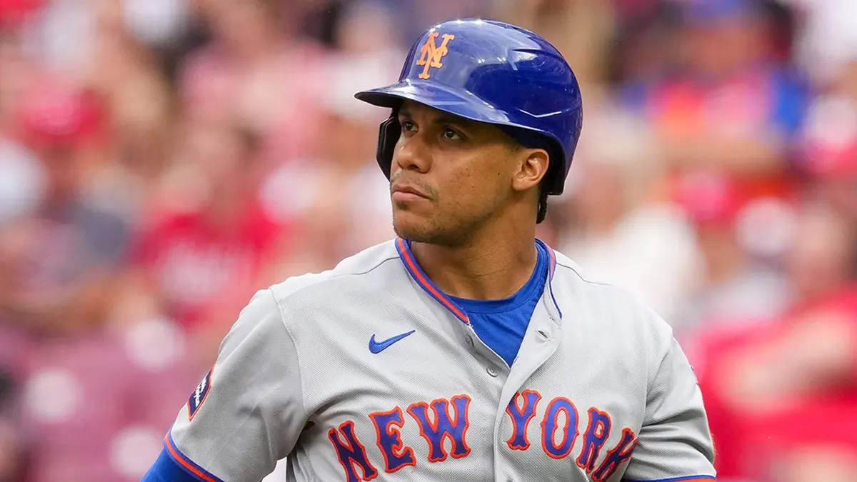 Juan Soto z New York Mets kráčajúci späť do zemolezu v Great American Ball Park.