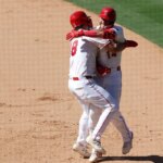 24. júna 2026; Anaheim, Kalifornia, USA; Útočníkovi Los Angeles Angels Loganovi O'Hoppemu (14) blahoželá prvý hráč tímu Nolan Schanuel (18) po vyradenom singli počas desiatej zmeny proti Baltimore Orioles na Angel Stadium. Povinný kredit: Kiyoshi Mio-Imagn Images