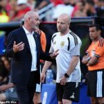 Hlavný tréner Steve Clarke sa počas zápasu Maroka radí s asistentom Stevenom Naismithom