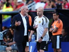 Clarke trvá na tom, že Škótsko v C-skupine nerozhodne proti Brazílii Hlavný tréner Steve Clarke sa počas zápasu Maroka radí s asistentom Stevenom Naismithom