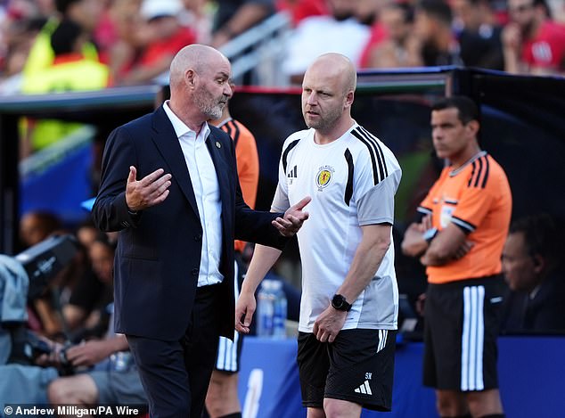 Clarke trvá na tom, že Škótsko v C-skupine nerozhodne proti Hlavný tréner Steve Clarke sa počas zápasu Maroka radí s asistentom Stevenom Naismithom