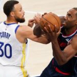 Kawhi Leonard z The Clippers (vpravo) sa pokúša vystreliť, zatiaľ čo strážca Warriors Stephen Curry (vľavo) siaha po lopte.