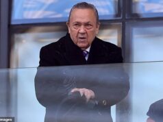 Čo hovoria futbaloví zasvätenci o „špinavom“ Davidovi Sullivanovi: Nočná mora, s ktorou sa dá obchodovať, jeho dom „bohatých chavov“ – a na ľudí nezapôsobí najímanie Karren Bradyovej David Sullivan, na snímke na londýnskom štadióne minulý november, bol obvinený z toho, že sa živil na ženách kvôli sexu