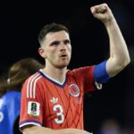 Andrew Robertson kvituje fanúšikov na plný úväzok po zápase C-skupiny Majstrovstiev sveta vo futbale 2026 medzi Haiti a Škótskom na štadióne Bostonu