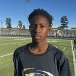Prvý rozohrávač Exavier Johnson z Birmingham High pózuje na fotke na futbalovom ihrisku.