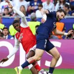 Cristhian Mosquera z Arsenalu fauluje Khvichu Kvaratskheliu z Paríža Saint-Germain v šestnástke, aby uznal penaltu počas zápasu finále Ligy majstrov UEFA 2026 medzi Paris Saint-Germain a Arsenal FC v Puskas Arene 30. mája 2026 v Budapešti v Maďarsku