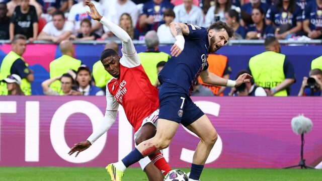 Cristhian Mosquera z Arsenalu fauluje Khvichu Kvaratskheliu z Paríža Saint-Germain v šestnástke, aby uznal penaltu počas zápasu finále Ligy majstrov UEFA 2026 medzi Paris Saint-Germain a Arsenal FC v Puskas Arene 30. mája 2026 v Budapešti v Maďarsku