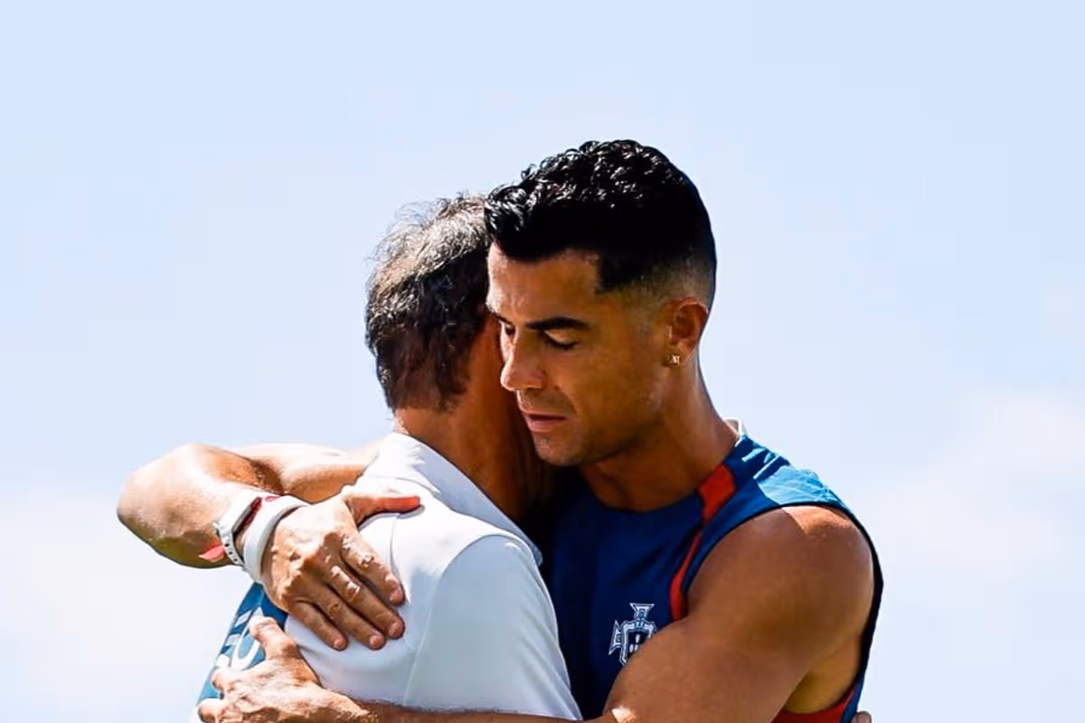 Cristiano Ronaldo objíma Ricarda Carvalha