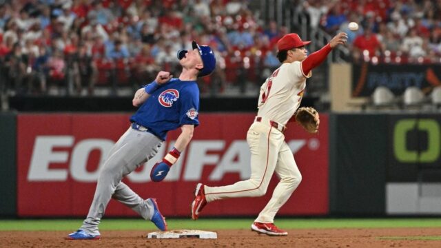 30. mája 2026; Louis, Missouri, USA; Stredový hráč Chicaga Cubs Pete Crow-Armstrong (4) reaguje na to, čo St. Louis Cardinals hodil Masyn Winn (0), aby dokončil dvojhru proti Nico Hoernerovi na Busch Stadium. Povinný kredit: Jeff Le-Imagn Images