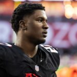 21. decembra 2025; Glendale, Arizona, USA; Linebacker Atlanty Falcons James Pearce Jr. (27) proti Arizona Cardinals na State Farm Stadium. Povinný kredit: Mark J. Rebilas-Imagn Images