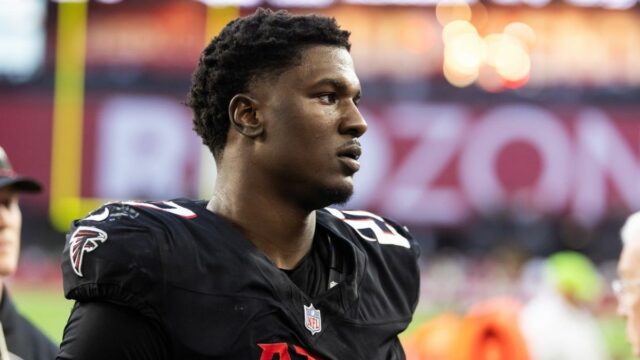 21. decembra 2025; Glendale, Arizona, USA; Linebacker Atlanty Falcons James Pearce Jr. (27) proti Arizona Cardinals na State Farm Stadium. Povinný kredit: Mark J. Rebilas-Imagn Images