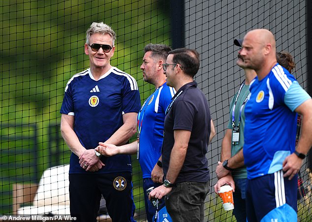 Dajte im peklo! Televízny šéfkuchár Gordon Ramsay navštívil tím Škótska Šéfkuchár celebrity Gordon Ramsay zaplatil výlet do škótskeho kempu pred ich prvým zápasom na majstrovstvách sveta
