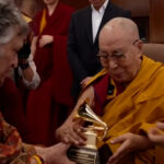 Dalai Lama preberá cenu Grammy za album hovoreného slova | Umenie a kultúra