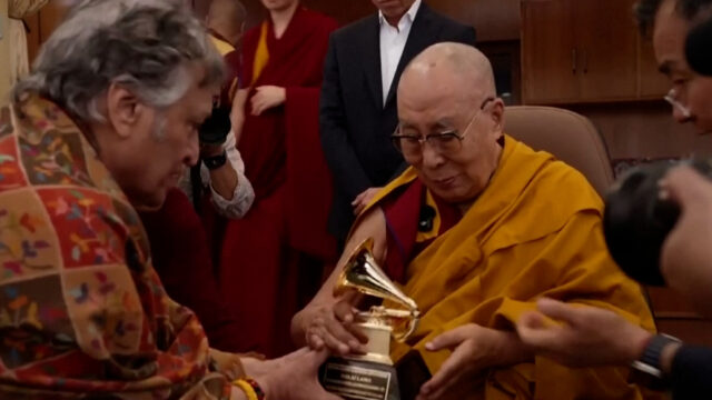 Dalai Lama preberá cenu Grammy za album hovoreného slova | Dalai Lama preberá cenu Grammy za album hovoreného slova | Umenie a kultúra