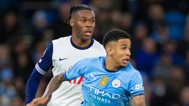 Savinho #26 z FC Manchester City je v akcii počas zápasu Premier League medzi Manchester City a Tottenham Hotspur na štadióne Etihad v Manchestri v Anglicku 23. novembra 2024. (Foto MI News/NurPhoto cez Getty Images)