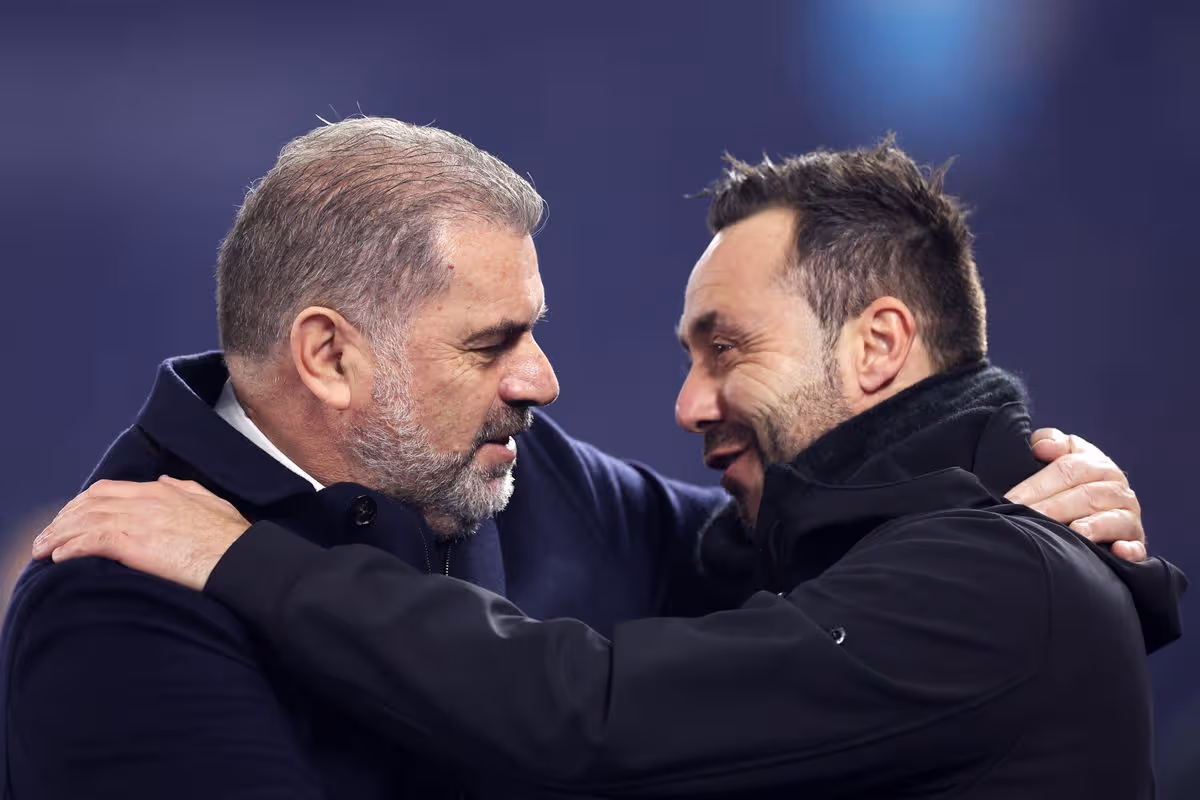 Ange Postecoglou, manažér Tottenham Hotspur, hovorí s Robertom De Zerbi, manažérom Brighton & Hove Albion, pred zápasom Premier League medzi Brighton & Hove Albion a Tottenham Hotspur na American Express Community Stadium 28. decembra 2023 v Brightone v Anglicku.