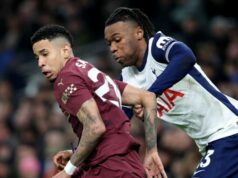 Ďalšia posila Tottenhamu sa „rozhodla“ ako dlhodobý cieľ 60 miliónov libier zabezpečený po dvojici voľných hráčov Savinho a Destiny Udogie bojujú o loptu