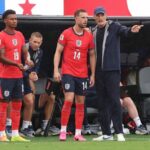 EAST RUTHERFORD, NEW JERSEY - 27. JÚN: Thomas Tuchel Manažér / hlavný tréner Anglicka hovorí s Jordanom Hendersonom z Anglicka bef.