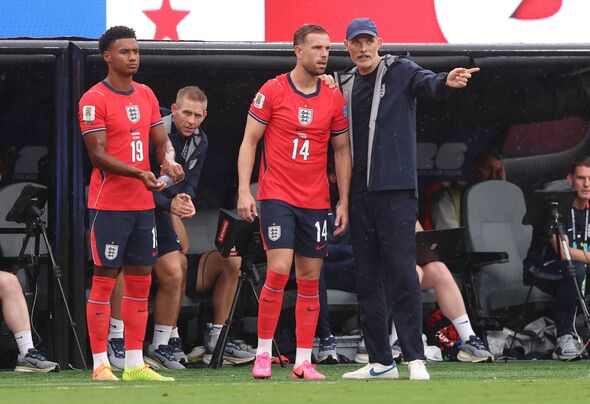 EAST RUTHERFORD, NEW JERSEY - 27. JÚN: Thomas Tuchel Manažér / hlavný tréner Anglicka hovorí s Jordanom Hendersonom z Anglicka bef.