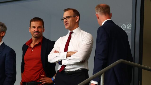 PRAHA, ČESKÁ REPUBLIKA - 7. JÚNA: Akcionár West Ham United Daniel Křetínský (C) sleduje finálový zápas Európskej konferenčnej ligy UEFA 2022/23 medzi ACF Fiorentina a West Ham United FC v Eden Arene 7. júna 2023 v Prahe, Česká republika. (Foto: Chris Brunskill/Fantasista/Getty Images)