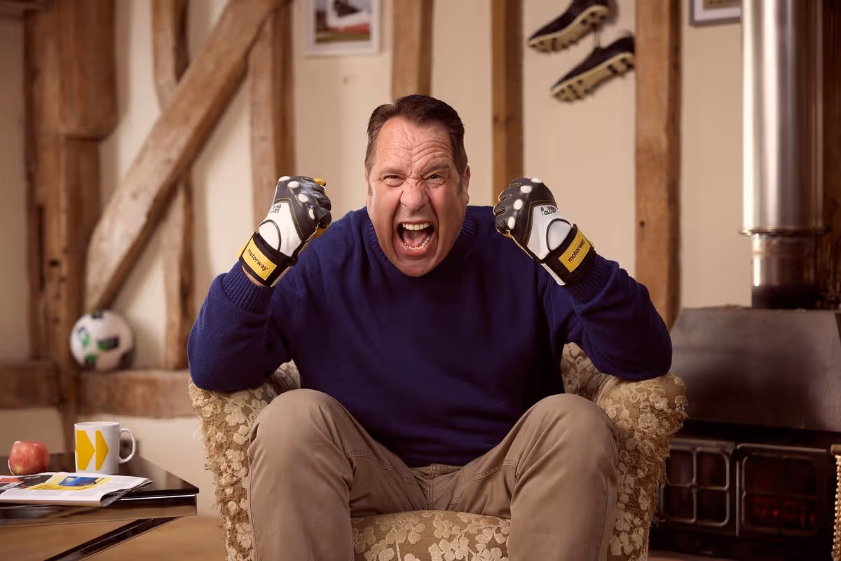 David Seaman ponúka fanúšikom šancu vyhrať súpravu, bez ktorej sa nezaobíde v drzom videu