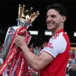 LONDÝN, ANGLICKO - 24. MÁJ: Declan Rice z Arsenalu oslavuje s trofejou pre Premier League po zápase Premier League medzi Crystal Palace a Arsenalom v Selhurst Parku 24. mája 2026 v Londýne v Anglicku. (Foto: Visionhaus/Getty Images)