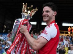 Declan Rice dúfa, že formula Arsenalu bude inšpiráciou pre anglický sen o majstrovstvách sveta LONDÝN, ANGLICKO - 24. MÁJ: Declan Rice z Arsenalu oslavuje s trofejou pre Premier League po zápase Premier League medzi Crystal Palace a Arsenalom v Selhurst Parku 24. mája 2026 v Londýne v Anglicku. (Foto: Visionhaus/Getty Images)