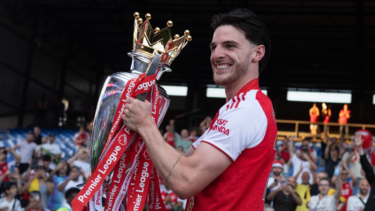 LONDÝN, ANGLICKO - 24. MÁJ: Declan Rice z Arsenalu oslavuje s trofejou pre Premier League po zápase Premier League medzi Crystal Palace a Arsenalom v Selhurst Parku 24. mája 2026 v Londýne v Anglicku. (Foto: Visionhaus/Getty Images)