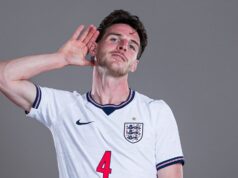 Declan Rice odhaľuje, že ho mama „zabila“ cez červenú pri úpale homára na fotení v Anglicku Declan Rice