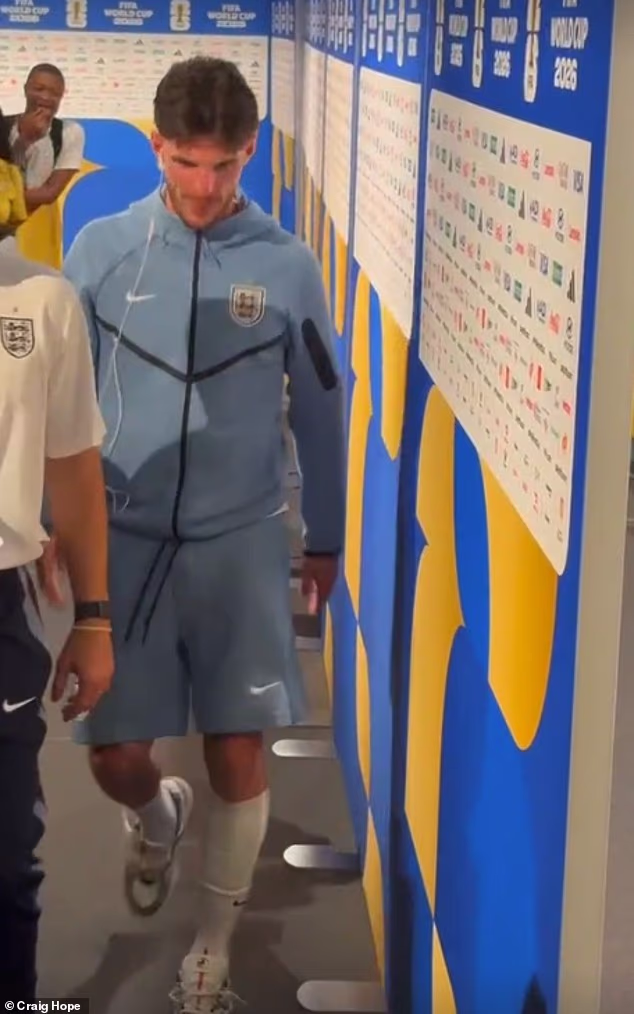 Declan Rice bol spozorovaný s ťažkými popruhmi na ľavom lýtku po remíze Anglicka s Ghanou
