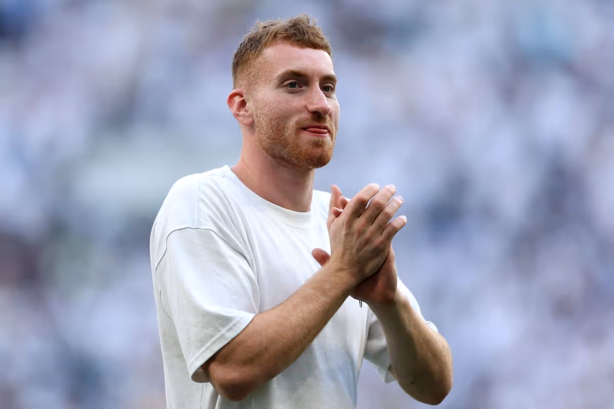 Dejan Kulusevski tlieska fanúšikom po nedeľňajšom zápase Premier League medzi Tottenhamom Hotspur a Evertonom