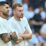 Dejan Kulusevski (vpravo) sa vrátil s kapitánom Cristianom Romerom, aby si pozreli posledný zápas Tottenhamu v sezóne, ktorý im zachránil status Premier League