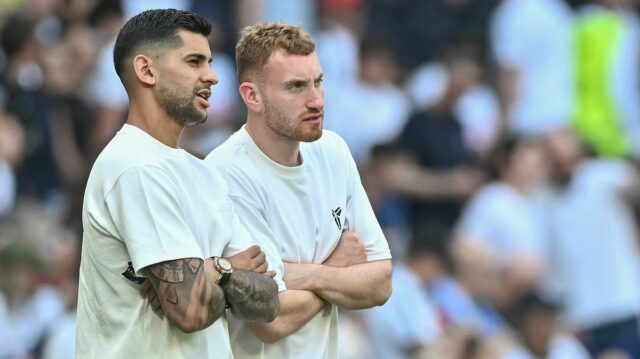 Dejan Kulusevski (vpravo) sa vrátil s kapitánom Cristianom Romerom, aby si pozreli posledný zápas Tottenhamu v sezóne, ktorý im zachránil status Premier League