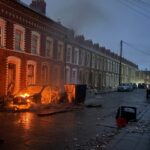 Demonštranti podpaľujú autá a budovy v Belfaste po útoku nožom | Správy
