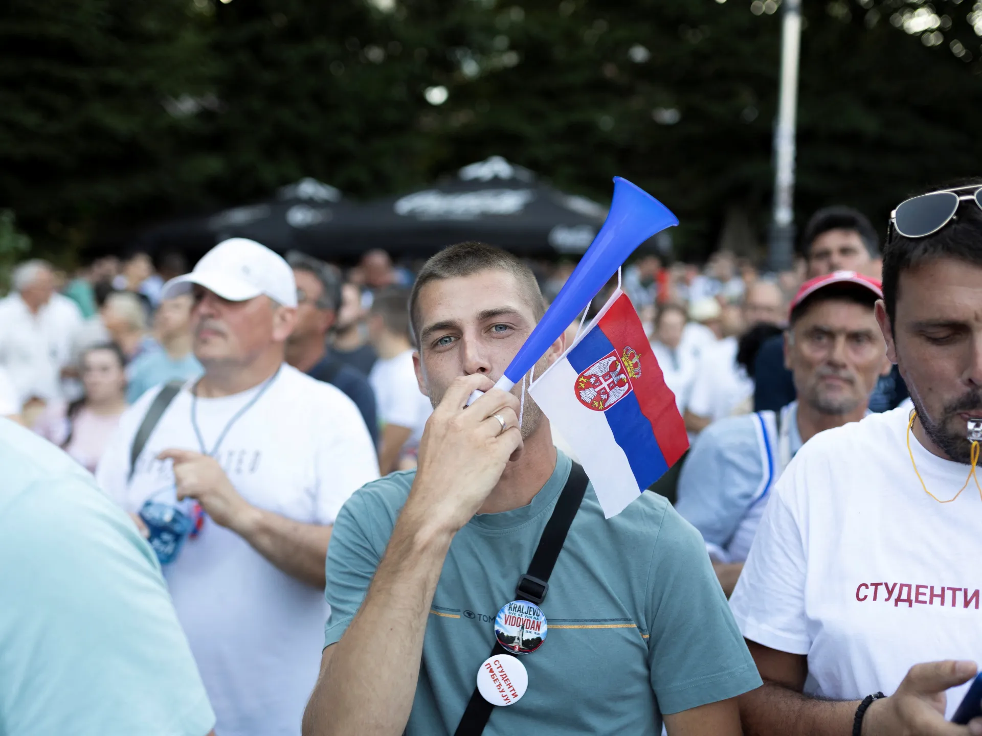 Demonštranti v Srbsku pochybujú, že rezignácia Vučiča prinesie zmenu | Protesty