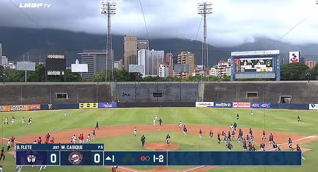 Ako je vidieť na kanáli LMBP TV v národnej baseballovej lige na YouTube, hráči Carabobo Mariners a Caracas Senators sa vyhrabali zo svojich zemských krytov.