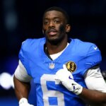 Terrion Arnold vbehol na ihrisko na Ford Field v Detroite, Michigan.
