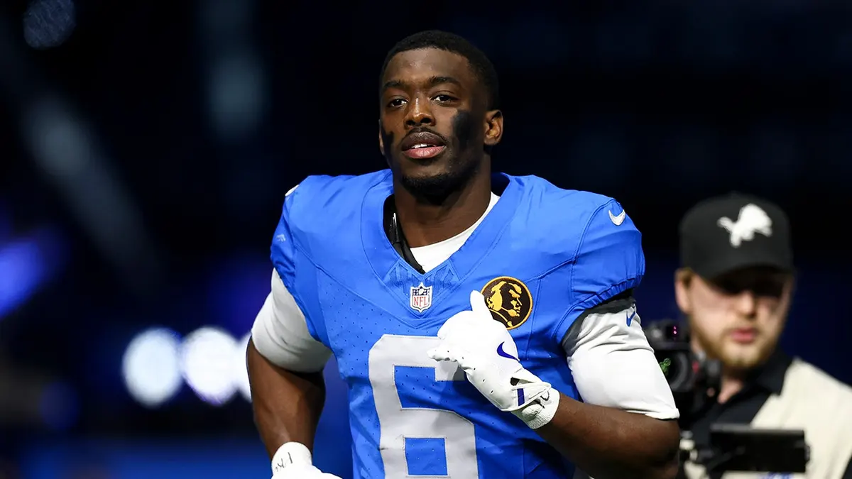 Terrion Arnold vbehol na ihrisko na Ford Field v Detroite, Michigan.