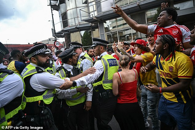 Deväť ľudí bolo zatknutých na prehliadke titulu Premier League v Fanúšikovia Rowdyho Arsenalu v konfrontácii s policajtmi, keď na nich jeden priaznivec kladie prostredníky