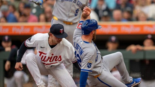 4. júna 2026; Minneapolis, Minnesota, USA; Tretí základný hráč Kansas City Royals Nick Loftin (12) skóroval proti začínajúcemu nadhadzovačovi Minnesota Twins Andrewovi Morrisovi (78) počas druhej zmeny na Target Field. Povinný kredit: Jesse Johnson-Imagn Images