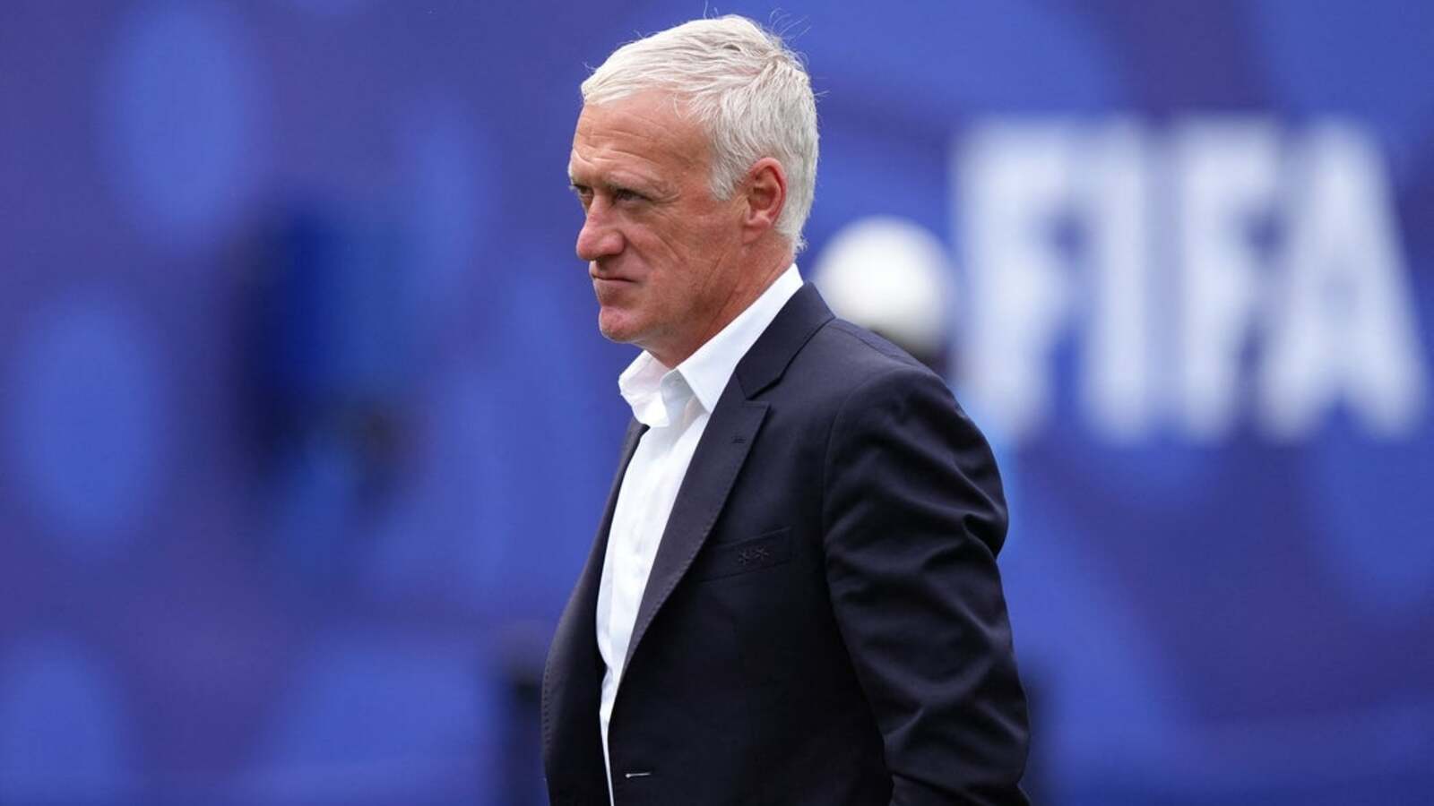 Didier Deschamps sa po účasti na pohrebe matky vracia k Francúzsku
