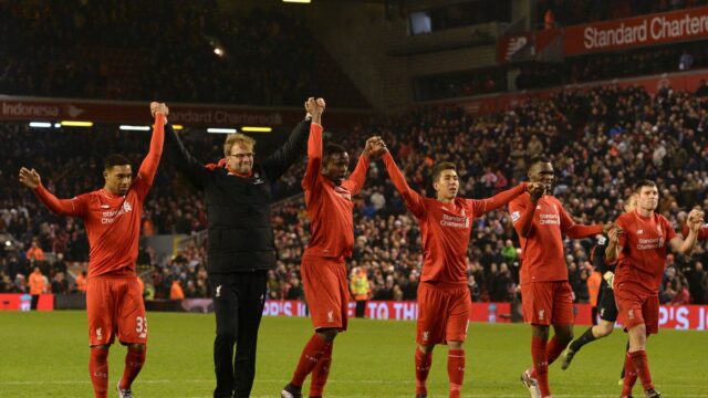 Divock Origi z Liverpoolu prechádza čestnou strážou