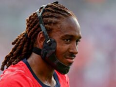 Djed Spence ukazuje prstom na hviezdu Chelsea po strašení z majstrovstiev sveta v Anglicku Djed Spence v službe v Anglicku v ochrannom výstroji