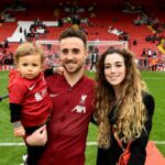 Diogo Jota z Liverpoolu pózuje na fotografii so svojou rodinou na konci zápasu Premier League medzi Liverpoolom a Wolverhampton Wanderers na Anfielde 22. mája 2022 v Liverpoole v Anglicku.