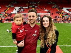 Dojímavý list manželky Dioga Jotu Andymu Robertsonovi pred „snom“ majstrovstiev sveta Diogo Jota z Liverpoolu pózuje na fotografii so svojou rodinou na konci zápasu Premier League medzi Liverpoolom a Wolverhampton Wanderers na Anfielde 22. mája 2022 v Liverpoole v Anglicku.