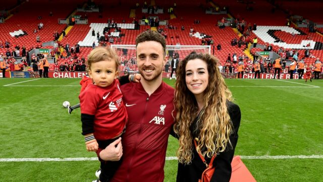 Dojímavý list manželky Dioga Jotu Andymu Robertsonovi pred „snom“ majstrovstiev Diogo Jota z Liverpoolu pózuje na fotografii so svojou rodinou na konci zápasu Premier League medzi Liverpoolom a Wolverhampton Wanderers na Anfielde 22. mája 2022 v Liverpoole v Anglicku.
