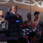 Donald Trump a jeho vnučka Kai sa uškrnuli, keď okolo MSG v pondelok zazvonili buchoty