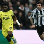 Taliansky stredopoliar Newcastle United #08 Sandro Tonali (R) prenasleduje ghánskeho útočníka Tottenhamu Hotspur #20 Mohammeda Kudusa počas futbalového zápasu anglickej Premier League medzi Newcastle United a Tottenhamom Hotspur v St James' Park v Newcastle-upon-Tyne, severovýchodné Anglicko 2. decembra 2025 cez Getty ImageISFP / APELL. OBMEDZENÉ NA REDAKČNÉ POUŽITIE. Nepoužívajte s nepovoleným zvukom, videom, údajmi, súpiskami zápasov, logami klubov/ligy alebo „živými“ službami. Online použitie v zápase je obmedzené na 120 obrázkov. Ďalších 40 obrázkov môže byť použitých v predĺžení. Nie emulácia videa. Používanie sociálnych médií počas zápasu je obmedzené na 120 obrázkov. Ďalších 40 obrázkov môže byť použitých v predĺžení. Nepoužívajte v publikáciách o stávkach, hrách alebo publikáciách pre jednotlivé kluby/ligy/hráčov. /
