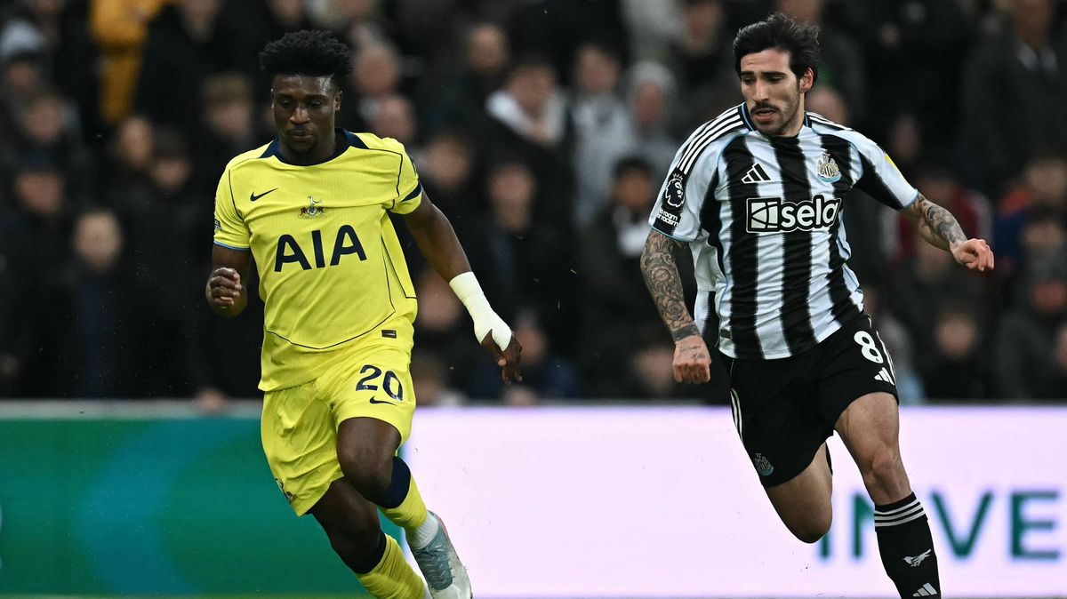 Taliansky stredopoliar Newcastle United #08 Sandro Tonali (R) prenasleduje ghánskeho útočníka Tottenhamu Hotspur #20 Mohammeda Kudusa počas futbalového zápasu anglickej Premier League medzi Newcastle United a Tottenhamom Hotspur v St James' Park v Newcastle-upon-Tyne, severovýchodné Anglicko 2. decembra 2025 cez Getty ImageISFP / APELL. OBMEDZENÉ NA REDAKČNÉ POUŽITIE. Nepoužívajte s nepovoleným zvukom, videom, údajmi, súpiskami zápasov, logami klubov/ligy alebo „živými“ službami. Online použitie v zápase je obmedzené na 120 obrázkov. Ďalších 40 obrázkov môže byť použitých v predĺžení. Nie emulácia videa. Používanie sociálnych médií počas zápasu je obmedzené na 120 obrázkov. Ďalších 40 obrázkov môže byť použitých v predĺžení. Nepoužívajte v publikáciách o stávkach, hrách alebo publikáciách pre jednotlivé kluby/ligy/hráčov. /
