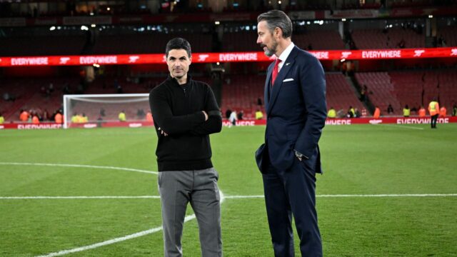 Mikel Arteta a Josh Kroenke 
